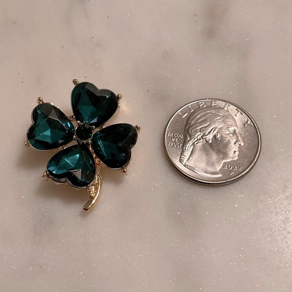 St. Patrick’s Day Clover Broach Pin - Picture 2 of 3